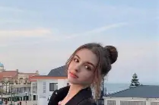 母亲节当天娱乐圈爆三件大事：黄一鸣被闺蜜背刺锋芝恋被传复合小玥儿点赞后爸引发热议