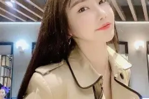又一网红美女出八卦穿着被拳王摸腰双方都是已婚人士