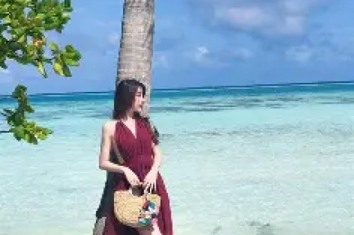 田一名与女生接吻