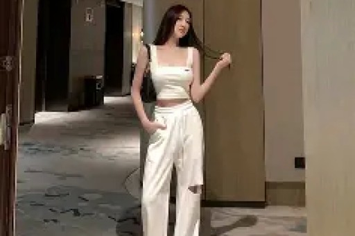 千万网红蓝战非被禁自曝年入过亿发表激进言论更多黑料被扒